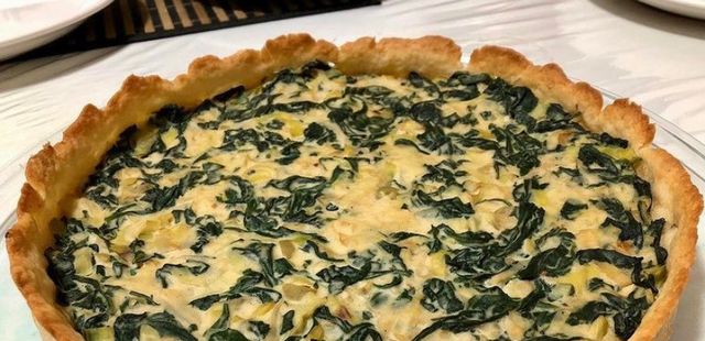Quiche vegana de alho-poró com espinafre