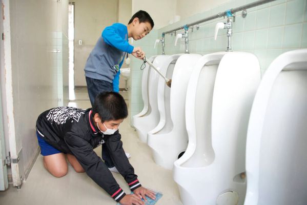 Nos colégios do país, não existem refeitórios e os alunos comem na própria sala de aula (Foto: Marcelo Hide / Fotos Públicas)
