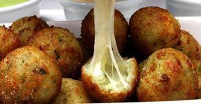 Faça um bolinho de arroz assado e recheado com queijo