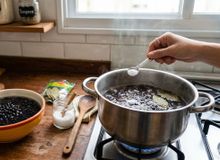 Featured side: Por que uma pitada de bicarbonato na água do cozimento do feijão deixa os grãos mais macios e rápidos de cozinhar