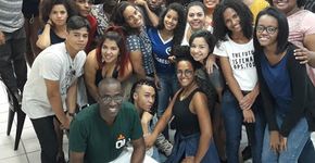 Entidade capacita jovens de baixa renda para trabalho em finanças