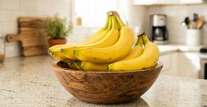 A banana amadurece mais rápido no cacho: o gás natural da fruta explica por que separar algumas unidades ajuda