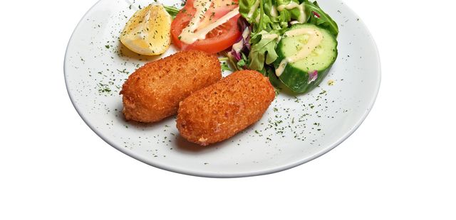 Croquete de camarão crocante por fora e saboroso por dentro