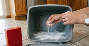 Deixar bicarbonato de sódio no fundo da lixeira da cozinha à noite: para que serve e por que é recomendado