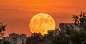 Por que as vezes a lua parece grande e as vezes pequena?