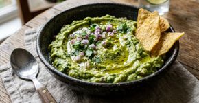 Os mexicanos garantem: “Para deixar o guacamole mais cremoso e com sabor no ponto certo, o segredo é colocar um fio de azeite de oliva”