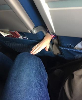Imagens mostram como os comissários de bordo sofrem 
