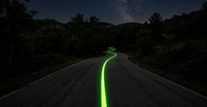 A Malásia substituiu os postes de iluminação por estradas que brilham no escuro