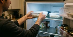 Guardar arroz cozido para comer vários dias depois parece prático, mas no Reino Unido a orientação é mais rígida: resfrie rapidamente, leve à geladeira e consuma em até 24 horas