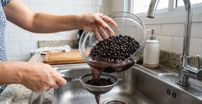 Jogar fora a primeira água do feijão antes de cozinha-lo: para que serve e por que é recomendado