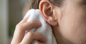 Limpar o ouvido com cotonete pode parecer mais higiênico, mas pode empurrar a cera ainda mais para dentro: autoridades de saúde australianas recomendam limitar a limpeza à parte externa da orelha