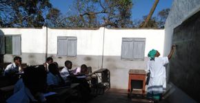 Após ciclone, alunos vão à aula em escola sem teto em Moçambique
