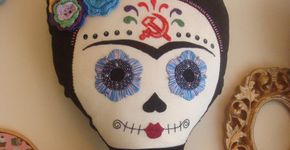 Artesã curitibana confecciona bonecas de pano únicas da Frida Kahlo
