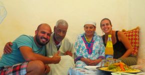 Casal viaja o mundo promovendo troca de presentes entre artesãos