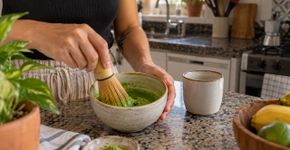 A bebida verde que virou queridinha das rotinas: por que o matcha reúne estímulo, antioxidantes e um jeito diferente de tomar chá