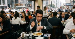Pessoas que comem muito rápido têm estes comportamentos específicos, segundo a psicologia alimentar