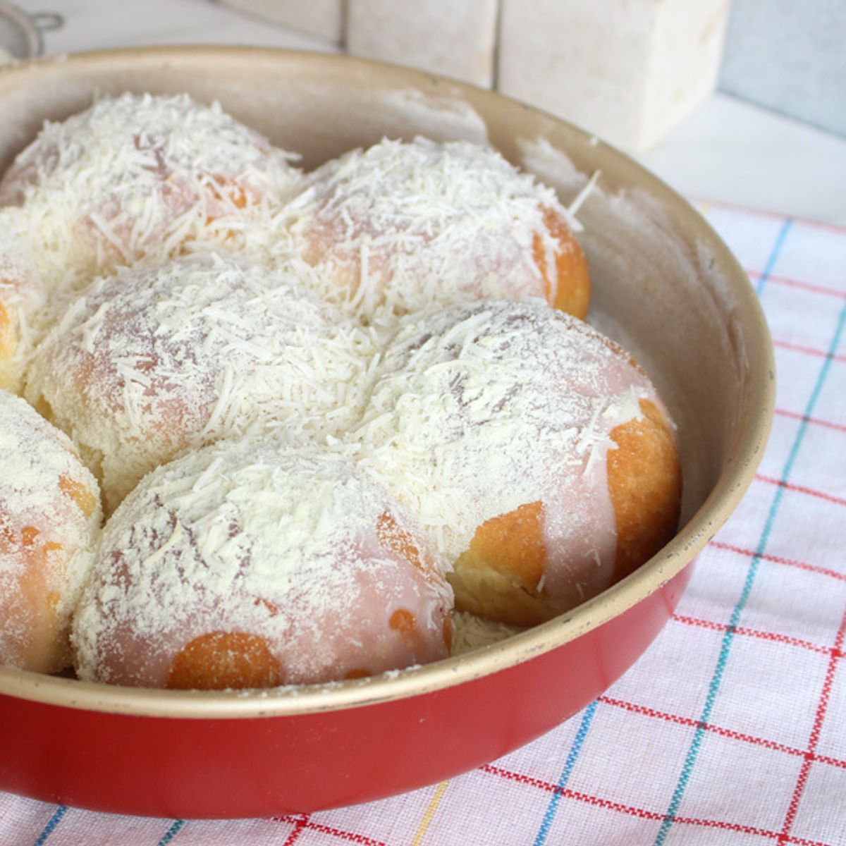 Pão doce de coco com leite condensado