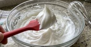 Colocar sal nas claras antes de bater parece um truque certeiro, mas pode exigir mais trabalho: a explicação científica para o ingrediente interferir na formação da espuma
