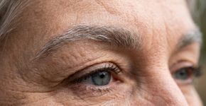 Molhe as sobrancelhas com água e passe com um algodão, elas podem ficar naturalmente mais escuras em até dois tons sem precisar de henna, uma alternativa simples para escurecer as sobrancelhas
