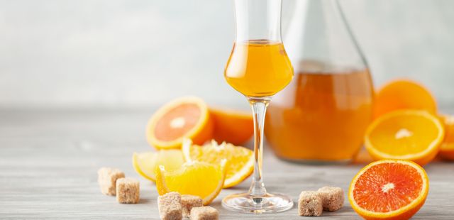 Descubra como fazer licor de laranja em casa com poucos ingredientes