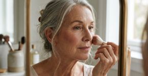 Depois dos 50 anos, a maneira de posicionar o blush pode mudar a aparência do rosto: maquiadores explicam como adaptar a aplicação aos diferentes formatos faciais