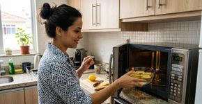 Um truque simples para limpar o micro-ondas à noite com limão e água e acordar com tudo sem gordura e cheiroso sem esforço