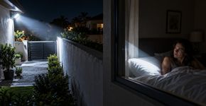 Vizinho instala refletor forte para proteger o quintal, moradora ao lado passa a dormir com a janela completamente fechada porque a luz ilumina seu quarto durante toda a madrugada