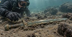 Arqueólogos encontram uma espada de 3.300 anos no fundo de um lago vulcânico. Seu estado de conservação e fio desafiam o passar do tempo