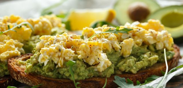 Sanduíche de ovo com abacate para os vegetarianos