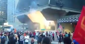 Manifestantes invadem prédio da Fiesp na Paulista