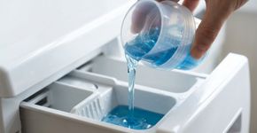 Especialistas em limpeza explicam por que colocar detergente demais na máquina de lavar pode deixar resíduos nas roupas e dificultar o enxágue