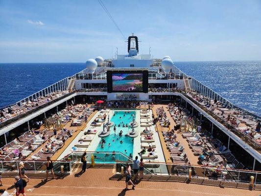 Piscina principal do navio MSC Meraviglia, quem, tem roteiros a partir de NY