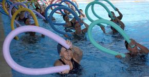 Idosos podem fazer hidroginástica, dança e yoga de graça