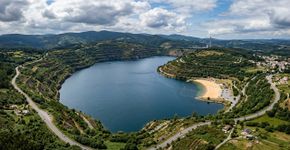 Em 2008, a Espanha começou a encher uma mina de carvão de 300 metros de profundidade com 547 bilhões de litros de água; 4 anos depois, ela virou um dos maiores lagos artificiais do país