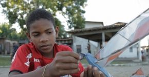 Meninos do Recôncavo baiano constroem seus próprios barcos à vela