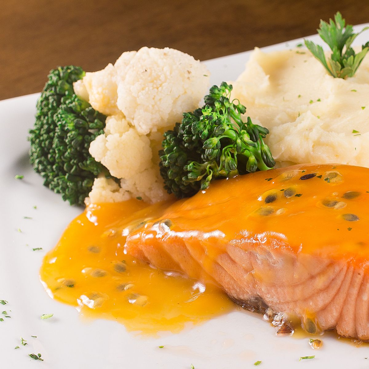 Salmão ao molho de maracujá: explosão de sabor