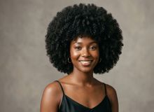 Featured side: Cortes de cabelo para quem tem cabelo crespo e volumoso: saiba qual é o ideal para valorizar os seus cachos