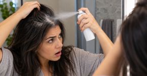 Shampoo a seco disfarça a aparência oleosa dos fios: mas o que acontece com a sujeira que permanece no cabelo?