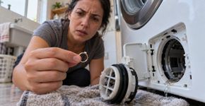 Mulher encontra uma aliança dentro do filtro da máquina de lavar, acredita que pertence ao marido e só descobre como ela foi parar ali depois de perguntar a todas as pessoas que passaram pela casa nas últimas semanas