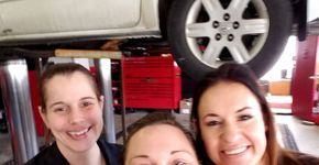 Engenheira educa mulheres para trabalho em oficina mecânica