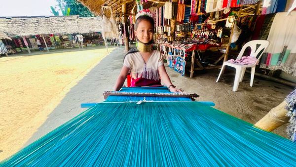 Elas trabalham na tecelagem para vender peças artesanais