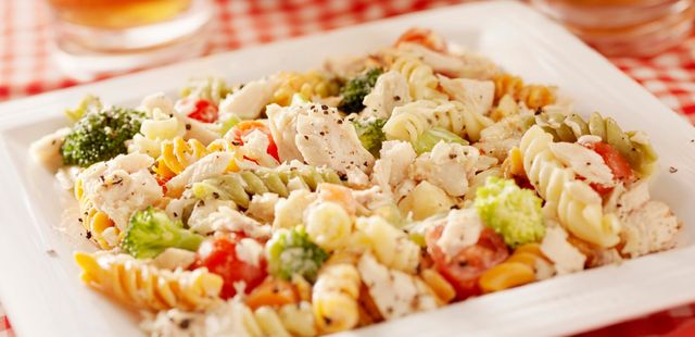 Salada de macarrão gelado: frescor e sabor para os dias quentes