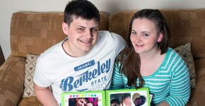 Jovem com perda de memória faz caderno para lembrar do namorado
