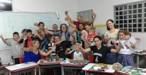 Escola melhora autoestima de alunos com deficiência ao se aproximar de famílias