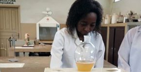 Brasileira supera preconceito e fome e soma 56 prêmios como PhD