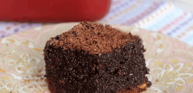 Delicioso bolo de chocolate de liquidificador fácil e rápido de fazer
