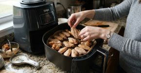 Colocar papel-manteiga sob o cesto da air fryer antes de cozinhar: por que recomendam fazer isso em casa e para que serve