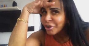 Gretchen grava vídeo para provar que barriga é sarada sim