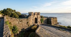 Cercada por água em três lados, com ruas de pedra que recusam o tradicional desenho em tabuleiro espanhol: a cidade uruguaia fundada pelos portugueses em 1680 onde estilos portugueses e espanhóis acabaram se misturando