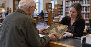 Aposentado de 84 anos devolve revista retirada de biblioteca em 1894, encerra atraso de 132 anos e escapa de multa estimada em mais de US$ 12 mil